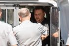 Įtariamieji turto prievartavimu atvežti į teismą Įtariamieji turto prievartavimu atvežti į teismą
