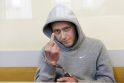 Poza: teismo salėje kaltinamasis M.Orlovskis nesidrovėjo nepadorių gestų.