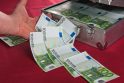 Britų karo lėktuvas skubiai gabeno į Kiprą milijoną eurų banknotais Britų karo lėktuvas skubiai gabeno į Kiprą milijoną eurų banknotais